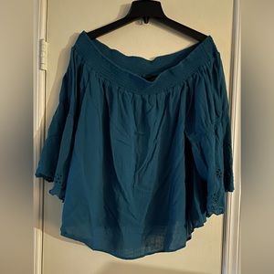 Cute turquoise top in excellent used condition Cute detail on sleeves. 22/24